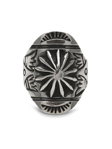 手作業で打ち込まれたスタンプ模様が全面に広がる、存在感のあるリングの正面からのディテール画像。