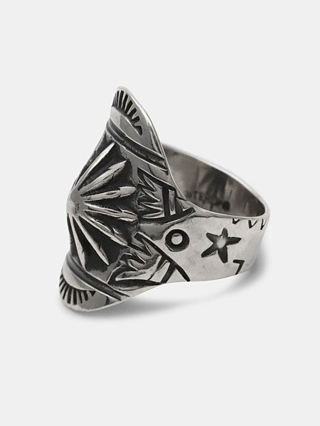 厚みと幅を感じられるシルエットで、重厚感のある作りが伝わるリングを横から捉えた画像。