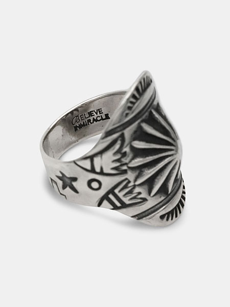 リング内側に施されたブランド刻印がさりげなく見える、横からのアングルで撮影されたディテール画像。