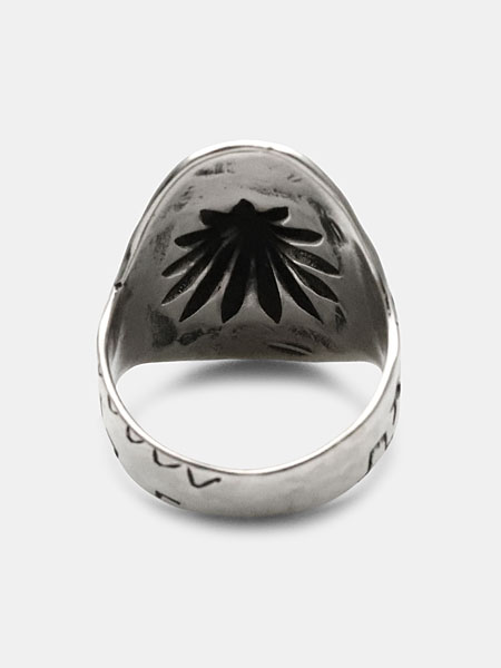 裏側からの打ち出しによる立体感あるディテールがよく分かる、リングを後ろから撮影した画像。