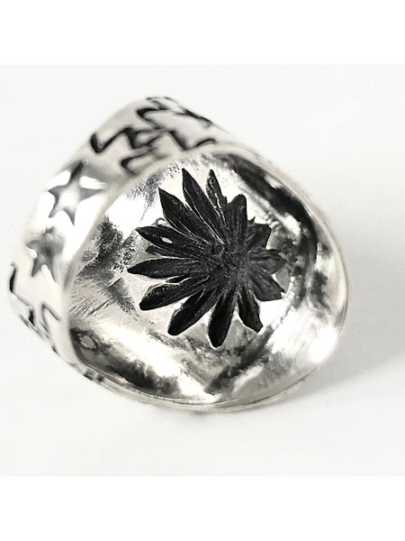 リングを寝かせた状態で裏側の打ち出しやスタンプの凹凸がわかるように撮影したディテール画像。