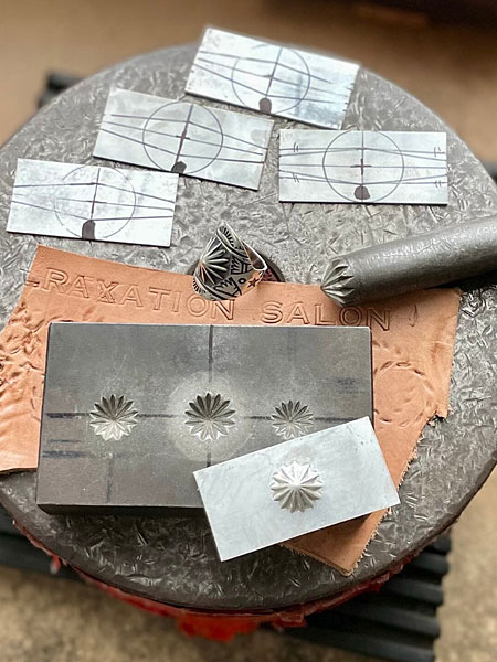 アトリエで打ち出し作業が施されている途中の様子がわかる、制作風景のディテール画像。