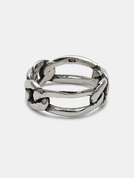 フィガロチェーンのコマの間に生まれる広めの空間がわかるように、横からクローズアップしたディテール画像。