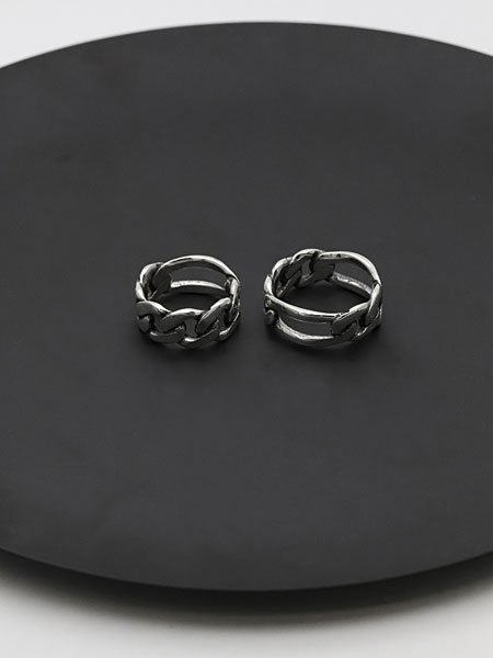 丸い黒い台の上にサイズ違いのリングを並べ、ボリューム感の違いがわかるように撮影したディスプレイ画像。