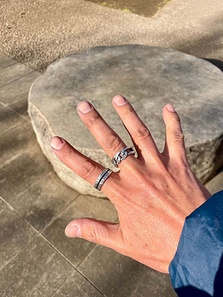 デザイナーが中指に着用し、ボリューム感と抜け感のバランスが際立つ手元のアップ画像。