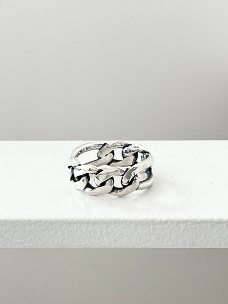 白い台の上に置かれたリングを自然光で撮影し、素材感と陰影がやわらかく伝わるイメージ画像。