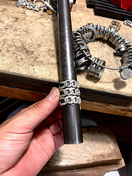 芯金に複数のリングを通し、サイズを整えている成形途中の様子がわかる制作工程の画像。