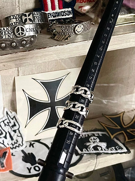 リング棒に複数のリングを通し、サイズやフォルムの違いがわかるように並べて撮影した画像。