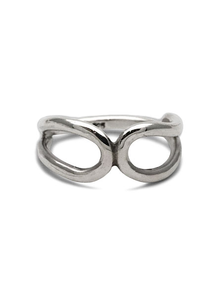 インフィニティモチーフのラインが正面から美しく見えるように撮影されたリングのディテール画像。