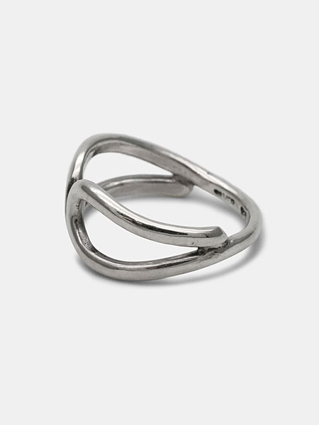 リングを横から捉え、立体的に交差するラインと程よいボリューム感がわかるディテール画像。