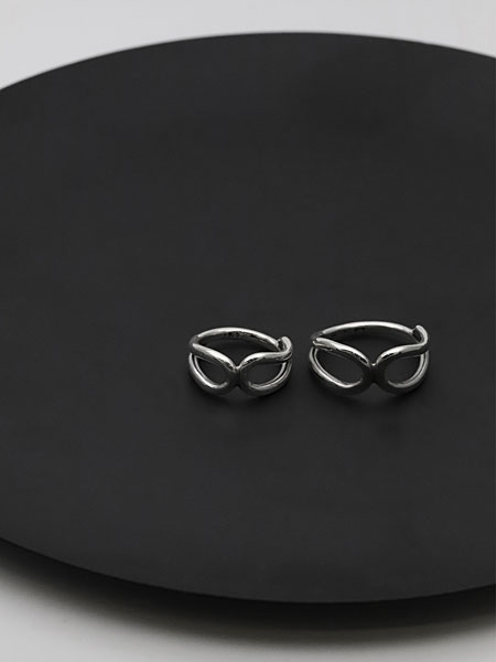 丸い黒い台の上にサイズ違いのリングを並べ、シルエットの違いが分かるように撮影したディスプレイ画像。