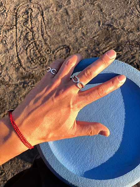 中指と小指にリングを着用し、シンプルなデザイン同士のバランスが楽しめる手元のスタイリング画像。