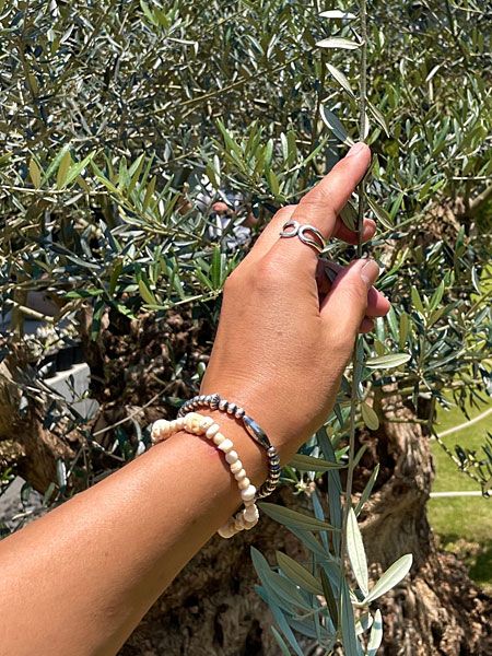 人差し指に着用した状態を横から撮影し、インフィニティの立体的なラインがよくわかる画像。