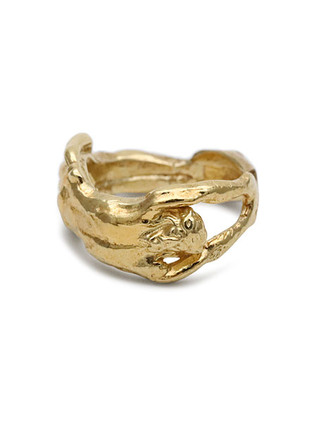 キリストの顔の造形がよく分かるように横から写した、繊細なディテールが印象的なリングの画像。