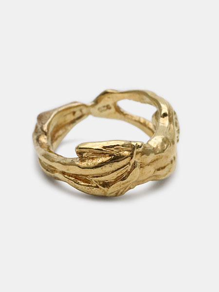 リングを横から撮影し、腰から足にかけての造形がしっかり見えるデザインの流れが分かる画像。