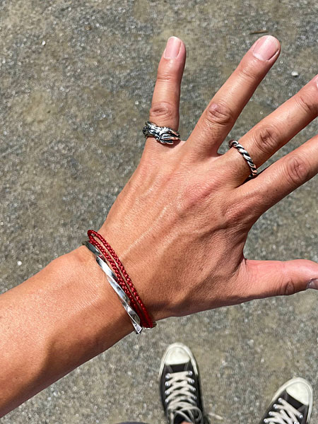 デザイナーが小指に着けた着用画像。