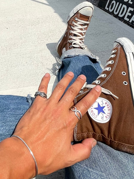 デザイナーが小指に着けた着用画像。