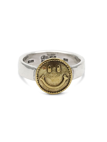 正面から撮影し、ゴールドのスマイルマークがはっきりと見えるポップなデザインが印象的なリングの画像。