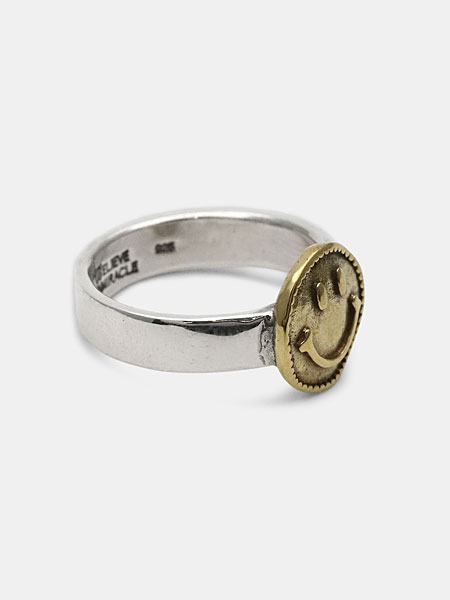 リングを横から撮影し、スマイルモチーフとリングアームのバランスが分かるシルエットの画像。