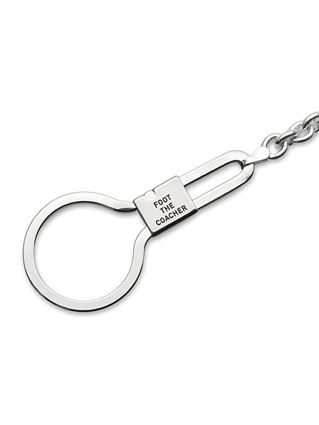 留め具部分に刻み込まれたfoot the coacherのロゴがしっかり確認できるディテールのアップ画像。