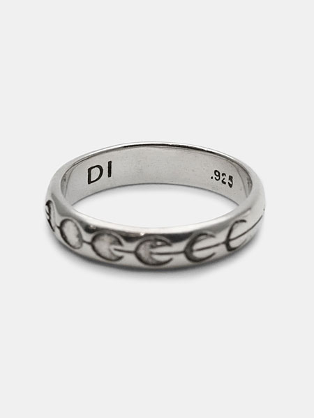 リング内側に打ち込まれたDIと925の刻印が確認できるディテールのアップ画像。