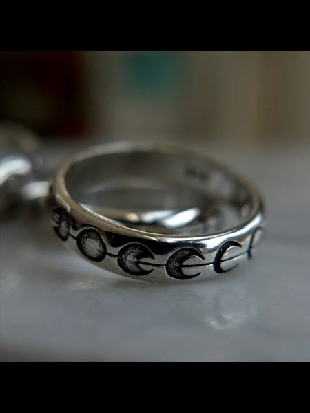 台の上に置かれたムーンフェイズリングが、落ち着いた雰囲気で全体のデザインが伝わるディスプレイ画像。