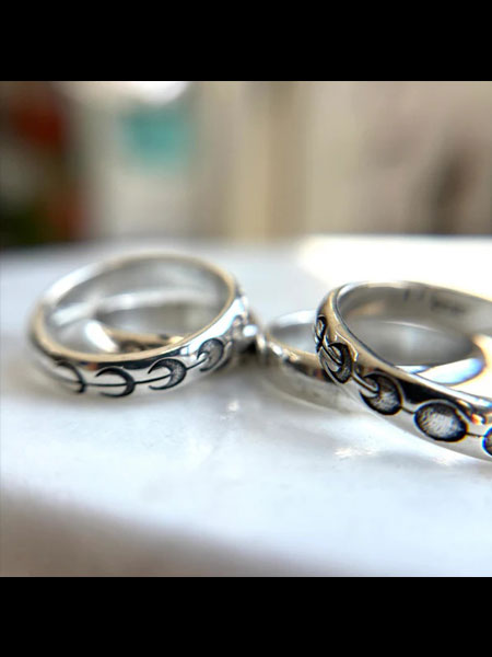 台の上に複数のムーンフェイズリングを重ねて置いた、ボリューム感と重なりの表情がわかる画像。