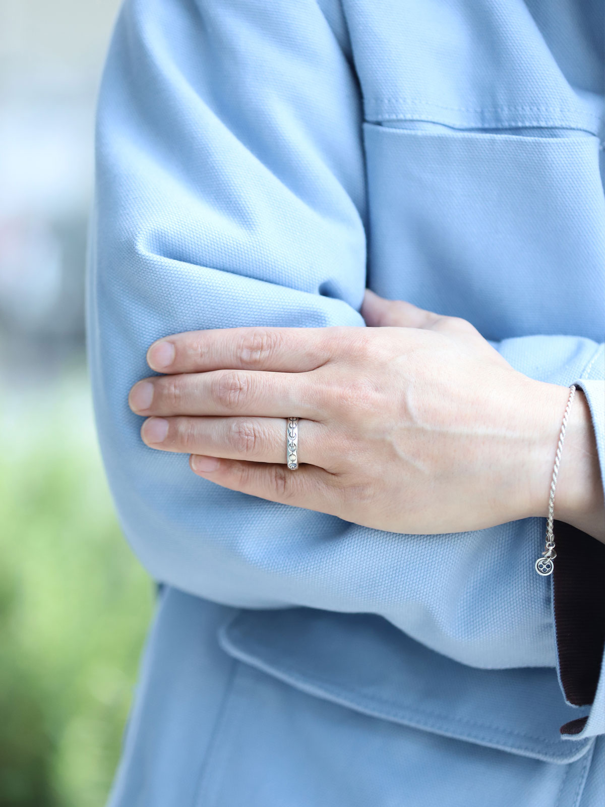 男性が着用した状態で正面からリングが映え、月のデザインが引き立つ着用イメージ画像。