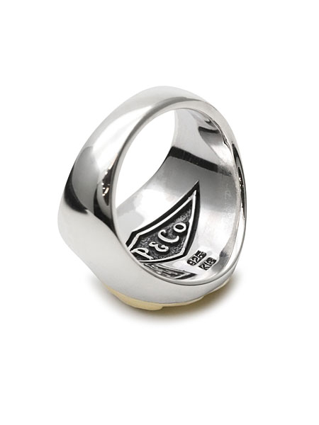 リング裏面に刻み込まれたブランドロゴや刻印が美しく確認できるディテールのアップ画像。