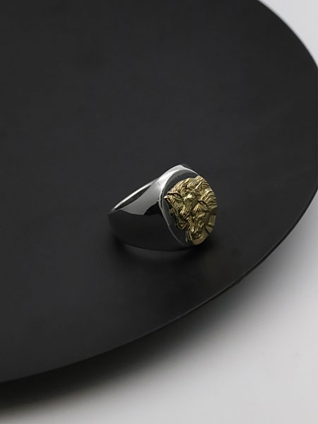 黒い丸い台の上に置かれたリングが、重厚感と高級感のある雰囲気で引き立つディスプレイ画像。