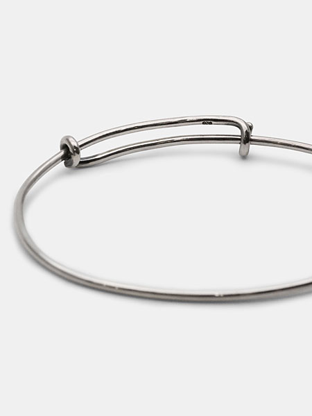 ブレスレットの内側に刻まれた925の刻印が確認できる後ろ側からのクローズアップ画像。