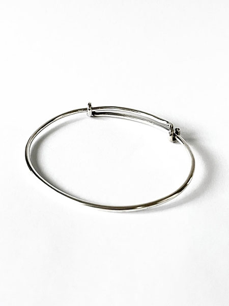 後ろ斜め上から見たワイヤーブレスレットで、細身のラインと全体のバランスが分かる画像。