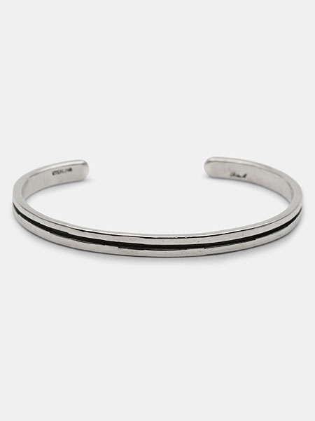 正面から見たラインバングルの画像で、中央に刻まれた一本ラインが印象的に映るカット。