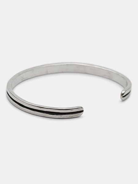 斜め後ろから撮影したラインバングルで、エンドまで続くラインと開口部の形状が分かる画像。