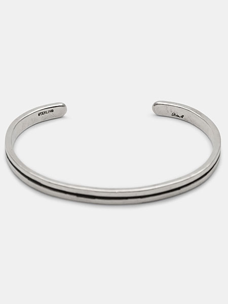 バングル内側に刻まれたSTEARLINGとブランド刻印が確認できるクローズアップ画像。