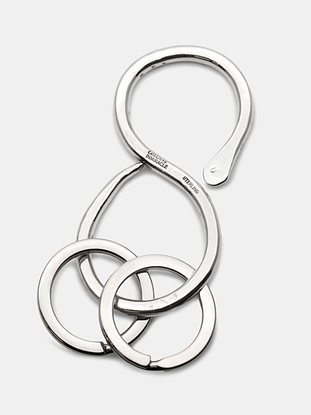 正面から見たラインバングルの画像で、中央に刻まれた一本ラインが印象的に映るカット。