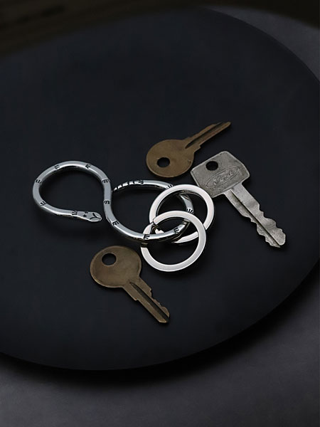 斜め後ろから撮影したラインバングルで、エンドまで続くラインと開口部の形状が分かる画像。