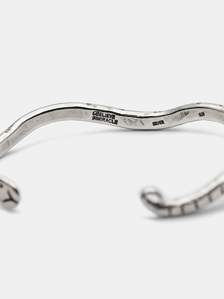 バングル内側に打ち込まれたブランド刻印とSILVER、925の刻印が確認できるクローズアップ画像。