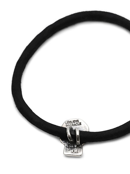 スカル コンチョの裏面をアップで写し、ブランド刻印やSILVER表記とループ構造が分かるディテール画像。