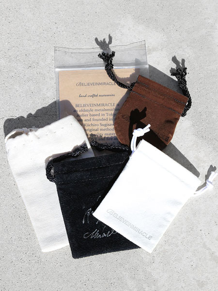 付属のブランド専用ポーチの画像。