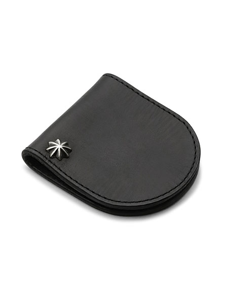 星型コンチョをあしらったコインケースを斜め前から写し、立体感とレザーの質感が伝わる画像。