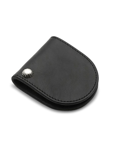 丸型コンチョをあしらったコインケースを斜め前から写し、シンプルなデザインが際立つ画像。