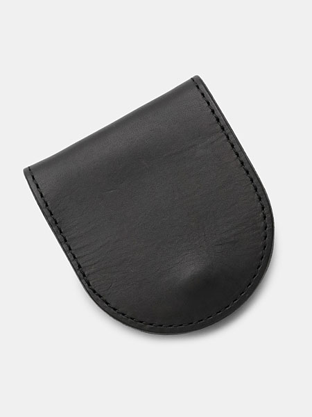 コインケースの裏面を写し、シンプルな仕上げとレザーの質感が伝わる背面の画像。