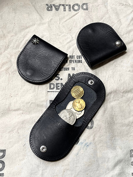 星と丸のコインケースとコインを入れて開いた状態のものを並べ、収納力が分かるディスプレイ画像。