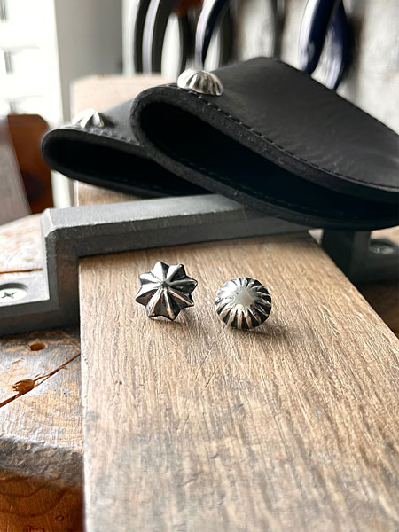 コインケースに取り付けられる星と丸のコンチョを並べ、それぞれのデザインが分かるディスプレイ画像。