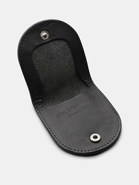 コインケースを開いた状態で内側を写し、深めのマチと使いやすい構造が分かるディテール画像。