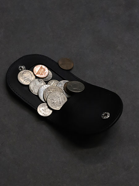 コインケースに実際にコインを入れた状態で撮影し、収納イメージが分かるディスプレイ画像。