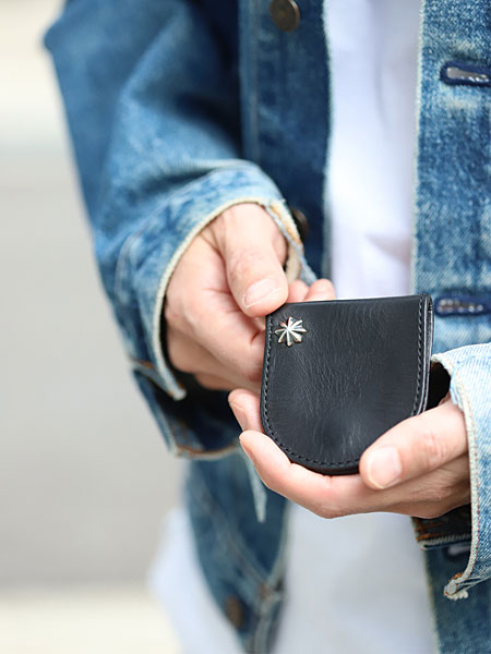 コインケースを手に持って、コンパクトなサイズ感を伝える画像。