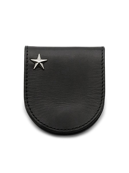 正面から見たコインケースで、シンプルなフォルムとスターコンチョのアクセントが引き立つデザインが分かる一枚。