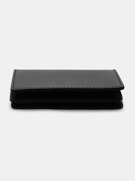正面から見たカードケースで、シンプルな外観とヌメ革ならではの質感がしっかり伝わるデザインイメージ。